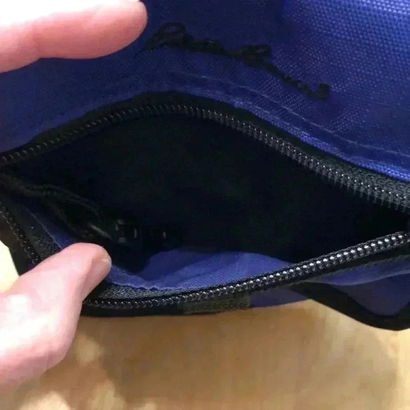 Eddie Bauer blue/black crossbody travel pouch.  Converts to waist pack. - Picture 4 of 8